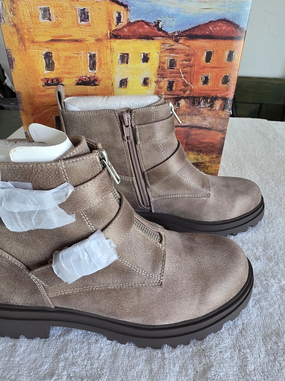 Bella Vita Arcadia Moto Bootie Taupe Faux Suede Lug Sole Ankle Boots NIB 8.5N